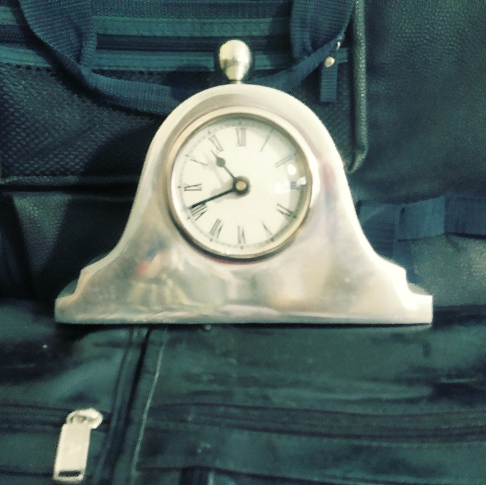 WELLGAIN VINTAGE QUARTZ CLOCK.⏰
